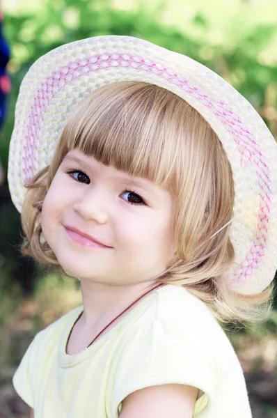 Sonriente chica en el prado mirando a la derecha a la cámara — Foto de Stock