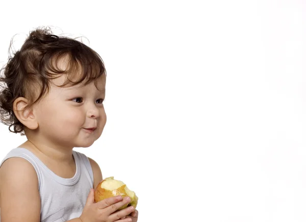 Dítě sní jablko. — Stock fotografie
