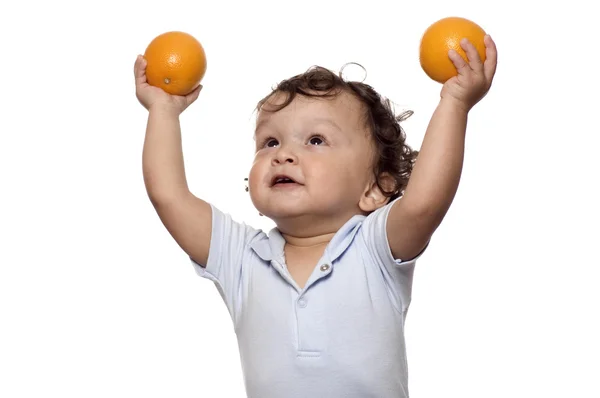 Barnet med apelsiner. — Stockfoto