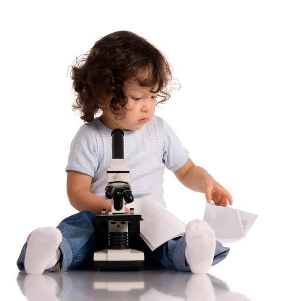 Criança com microscópio — Fotografia de Stock