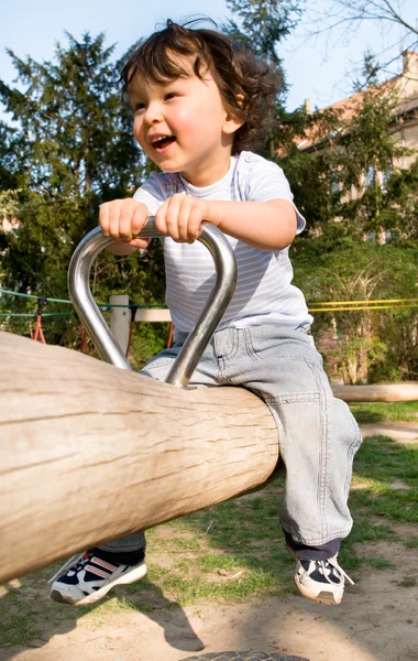 Niño en un patio de recreo . —  Fotos de Stock