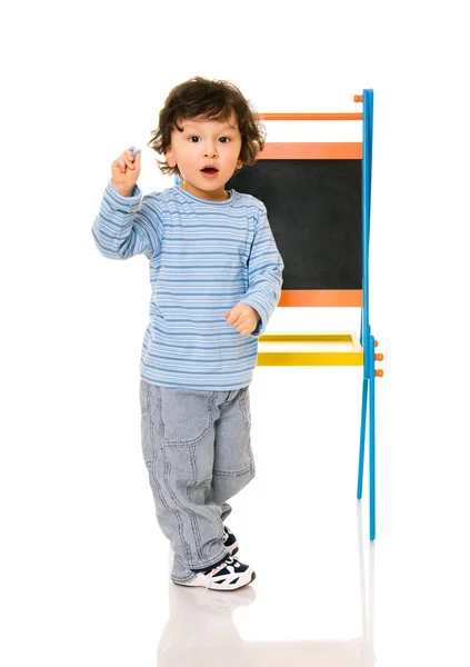 Kleine jongen met schoolbord. — Stockfoto
