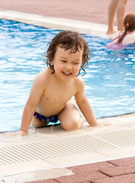 Little boy in pool. — Stock Photo, Image