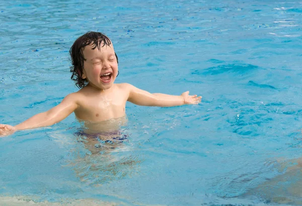Маленький мальчик в бассейне . — стоковое фото
