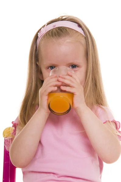 Маленька дівчинка зі склянкою соку . — стокове фото