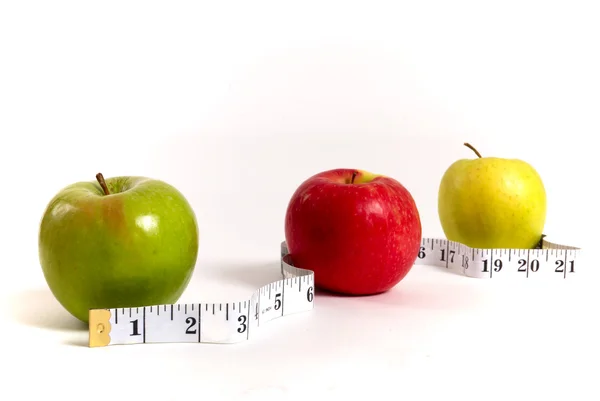 Яблоки и измерительная полоса — стоковое фото