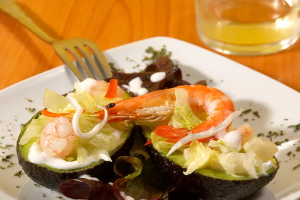 Salada de abacate com guarnição de camarão fresco — Fotografia de Stock