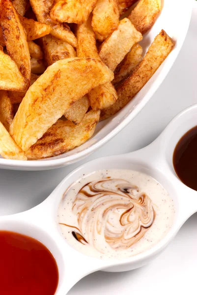 Домашние чипсы с соусами — стоковое фото