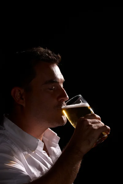 Bir bira bardağı sahip — Stok fotoğraf