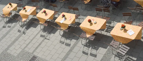 Tabelas de restaurante ao ar livre — Fotografia de Stock