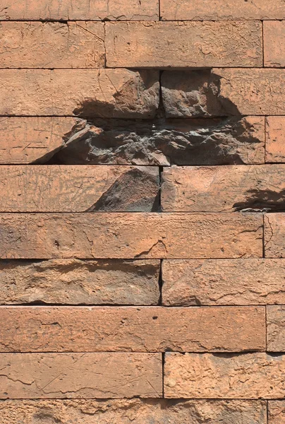 Uszkodzony mur ceglany — Zdjęcie stockowe