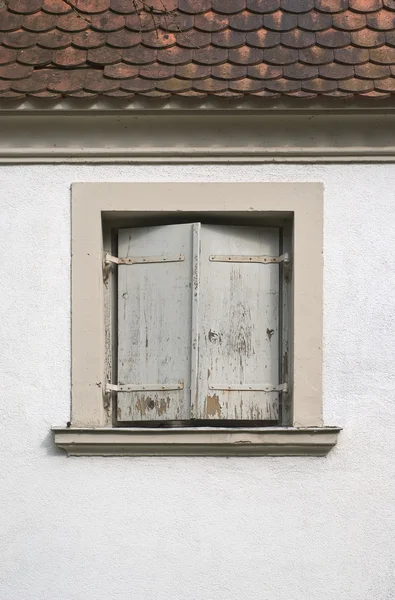 Fenêtre avec volets sur une maison en Allemagne — Photo