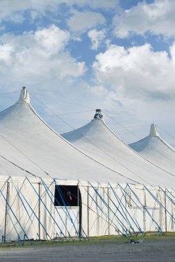 sirk çadırları üzerinde bir fuar alanı