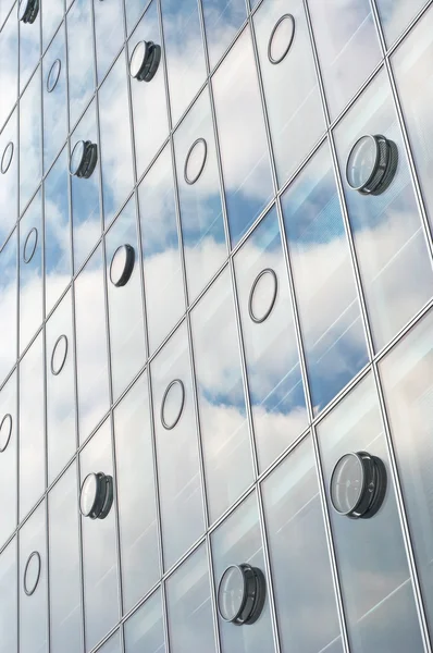 Architektura s oblohy a cloud reflexe — Stock fotografie