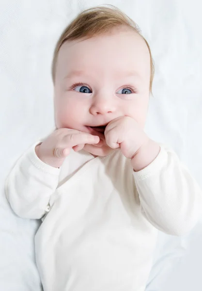 Bedårande laughing baby pojke — Stockfoto