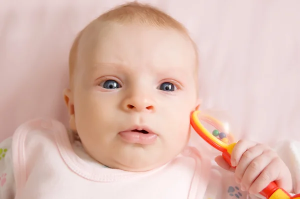Baby flicka som leker med skallra — Stockfoto