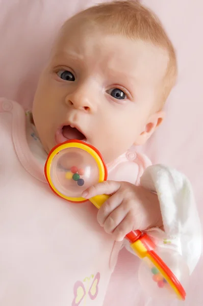 Menina bebê segurando chocalho — Fotografia de Stock