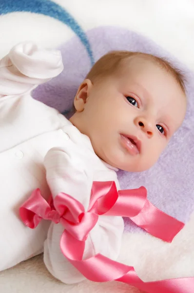 女婴与粉红丝带 — 图库照片