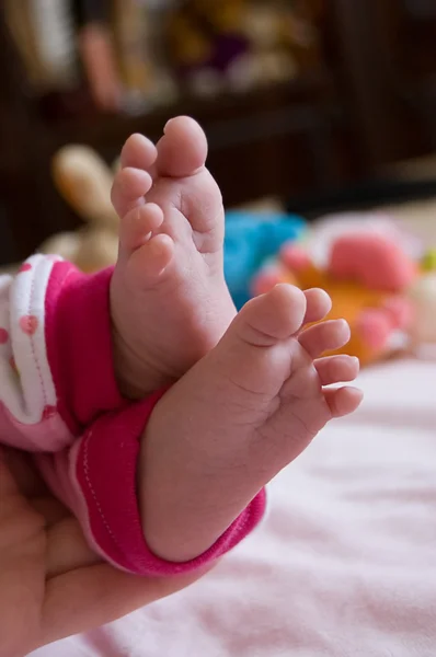 Baby flicka fötter — Stockfoto