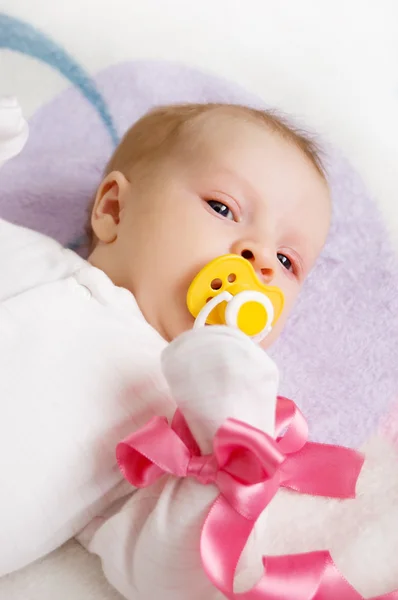 Menina bebê com fita rosa — Fotografia de Stock