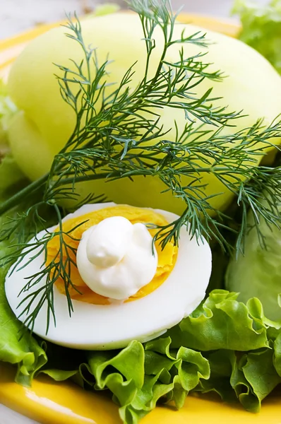 Зеленые, яйца с майонезом — стоковое фото