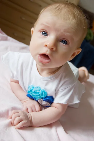 Bebé divertido acostado en su vientre —  Fotos de Stock