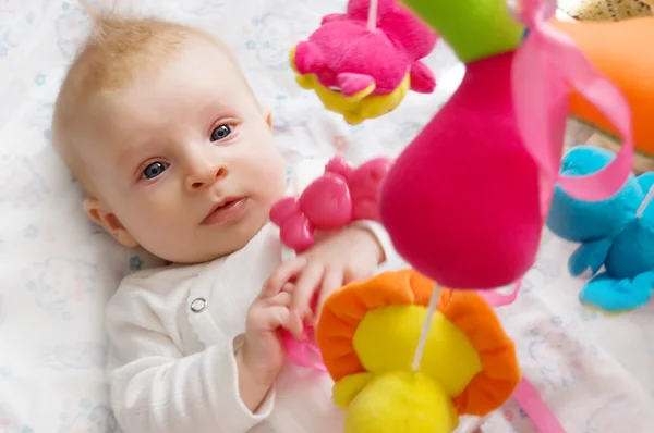 Dítě dívka hrát s hračkami — Stock fotografie