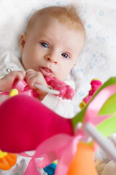 Bebé niña jugando con juguetes —  Fotos de Stock