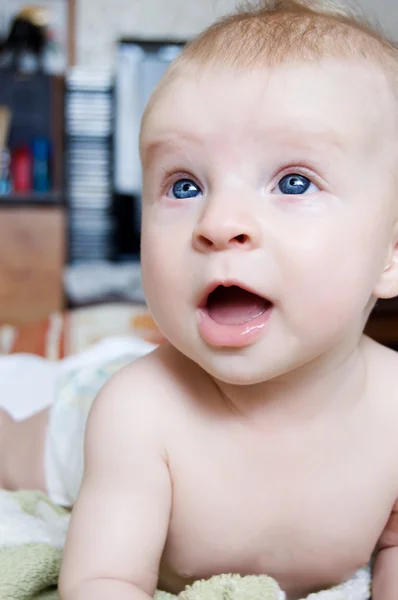 Blue eyed baby som tittar upp — Stockfoto
