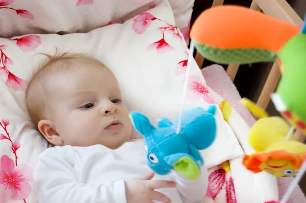 Brincadeira de bebê com brinquedos — Fotografia de Stock