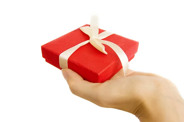 Caixa de presente vermelho na mão — Fotografia de Stock