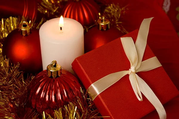 Red gift box and candle — Stock Photo, Image