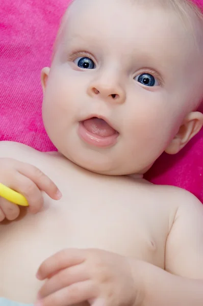 赤ちゃんの女の子のクローズ アップ suprprised の肖像画 — ストック写真