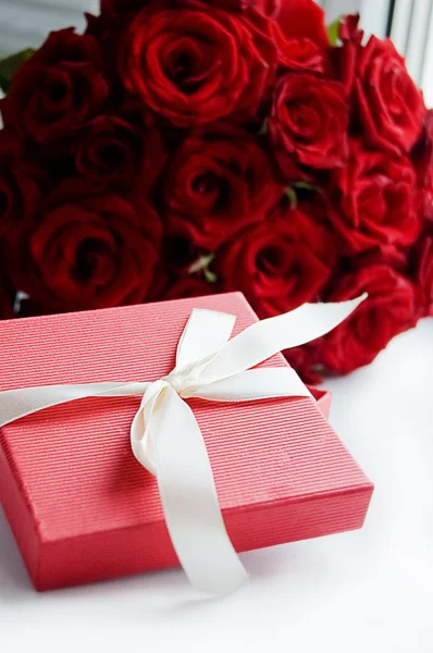 Κουτί δώρων και τριαντάφυλλα — Φωτογραφία Αρχείου