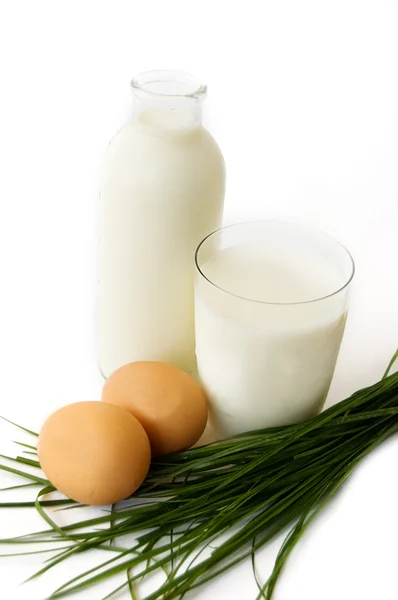 Botella y vaso de leche con huevos — Foto de Stock