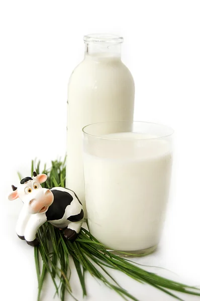 Botella y vaso de leche con vaca de juguete — Foto de Stock