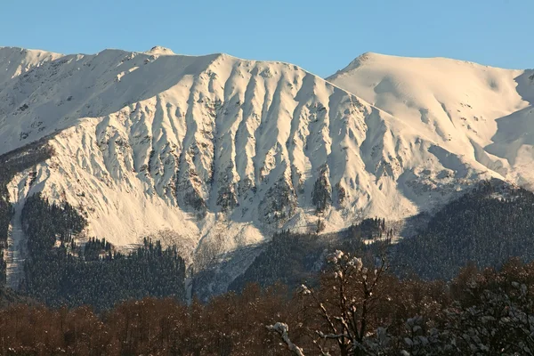 Le montagne caucasiche, alte montagne — Foto Stock
