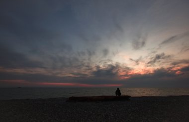 denizin üzerinde bir gün batımı görmek