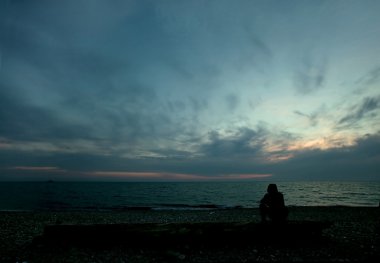 denizin üzerinde bir gün batımı görmek