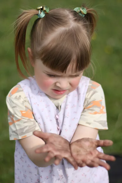 Das Mädchen mit den schmutzigen Händen — Stockfoto