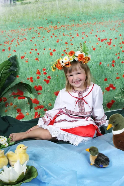 可爱的女孩在民族服饰和一个花圈 — 图库照片