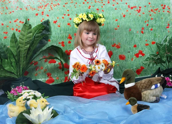国民の服と花輪でかわいい女の子 — ストック写真