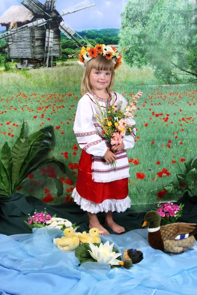 国民の服と花輪でかわいい女の子 — ストック写真