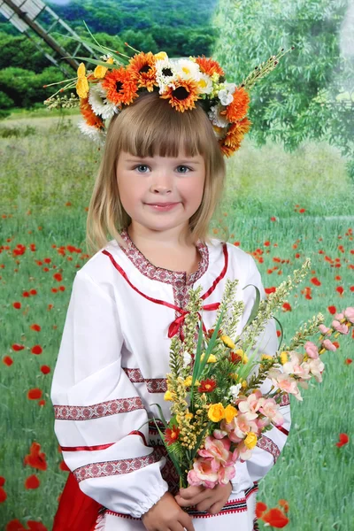 可爱的女孩在民族服饰和一个花圈 — 图库照片