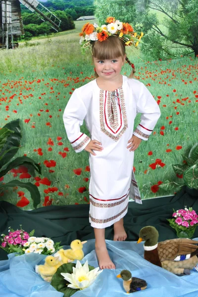 Kızı arka planında doğa çelenk içinde ulusal kostüm — Stok fotoğraf