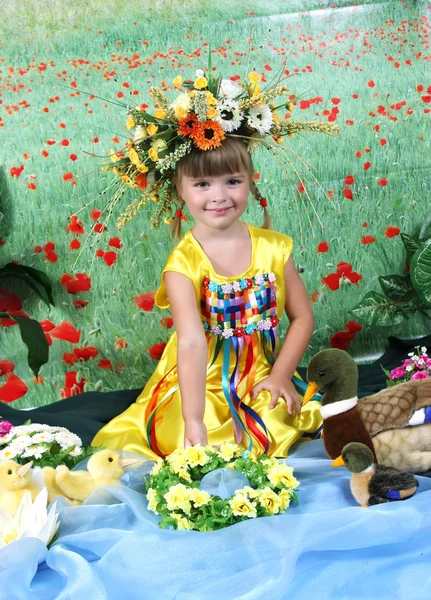 Menina em traje nacional coloca uma coroa de flores na água — Fotografia de Stock
