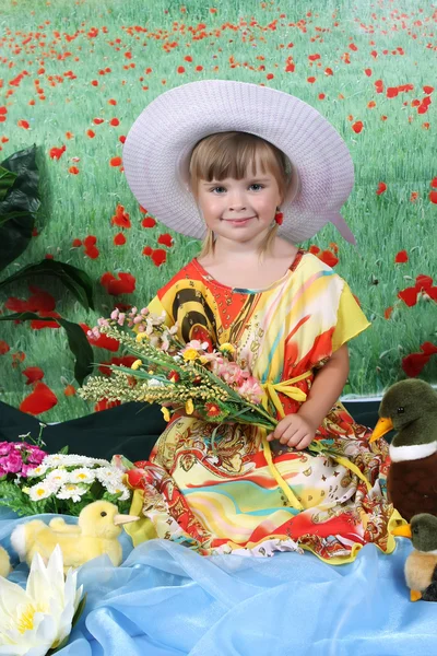 Jolie fille en robe d'été et chapeau avec des fleurs — Photo