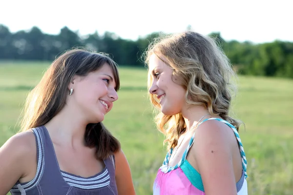 Two beautiful girls talk — Stock Photo, Image