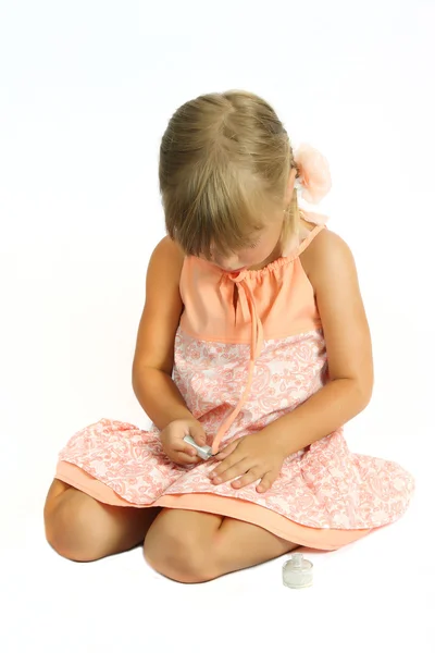 Vacker flicka målar naglarna — Stockfoto