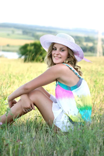 Menina bonita no chapéu branco no campo — Fotografia de Stock